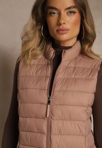 Renee - Beżowa Kamizelka Ozdobiona Pikowaniem Soellame. Okazja: na co dzień. Kolor: beżowy. Wzór: aplikacja. Styl: street, casual
