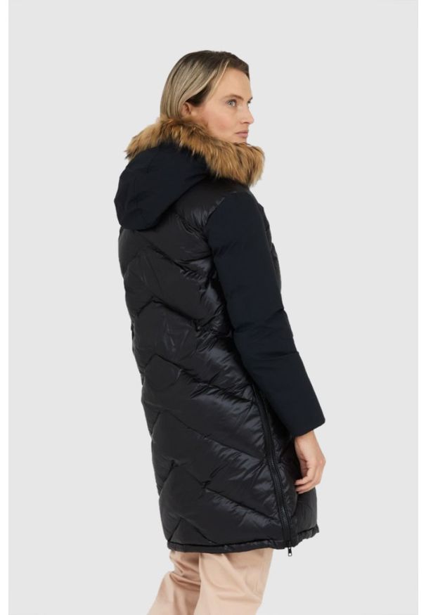 Blauer USA - BLAUER Czarna puchowa kurtka Gwendolyn z kapturem. Typ kołnierza: kaptur. Kolor: czarny. Materiał: puch