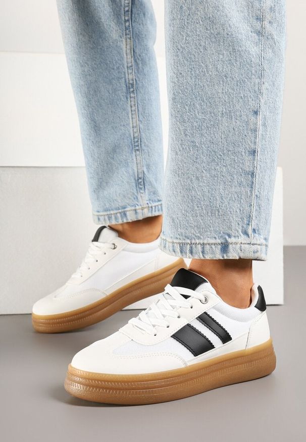 Renee - Białe Sneakersy Kultowe Tenisówki z Ozdobnymi Paskami Tenavellea. Zapięcie: pasek. Kolor: biały. Materiał: jeans. Szerokość cholewki: normalna. Obcas: na płaskiej podeszwie