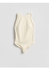 Reserved - Gładkie body slim fit - złamana biel. Materiał: materiał. Wzór: gładki #1