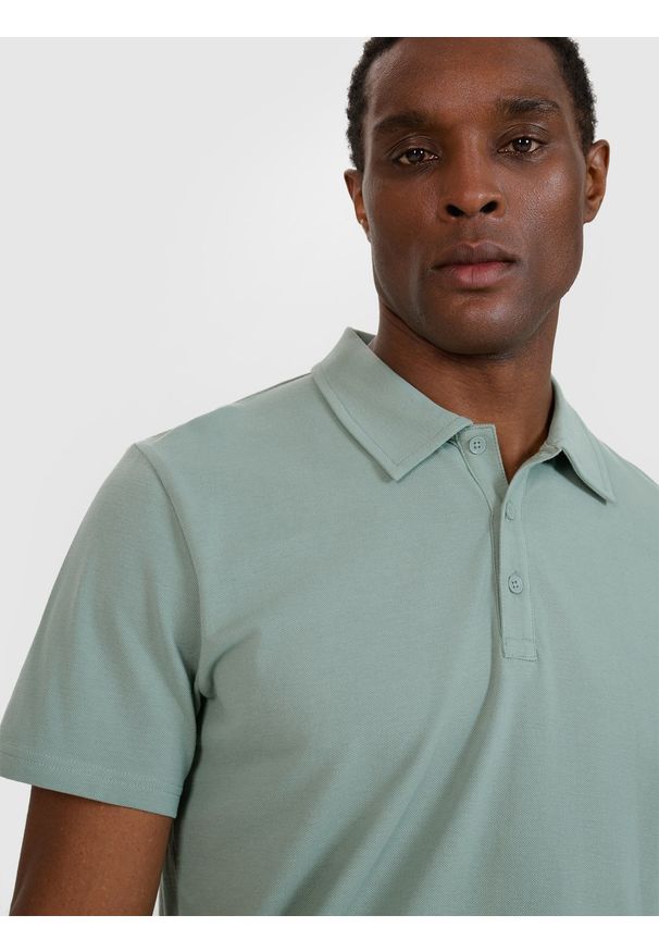 4f - 4F Koszulka polo regular męska - oliwkowa S. Okazja: na co dzień. Typ kołnierza: polo. Kolor: oliwkowy, brązowy, wielokolorowy. Materiał: dzianina, jersey, bawełna. Wzór: gładki, ze splotem. Styl: casual, klasyczny, sportowy