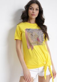 Born2be - Żółty Bawełniany T-shirt z Brokatowym Nadrukiem i Wiązaniem Edia. Okazja: na co dzień. Kolor: żółty. Materiał: bawełna. Wzór: nadruk. Styl: casual