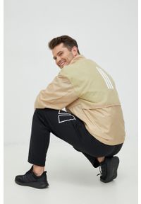 adidas Performance wiatrówka kolor beżowy przejściowa. Okazja: na co dzień. Kolor: beżowy. Materiał: materiał. Styl: casual #1