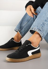 Born2be - Czarne Sneakersy w Stylu Klasycznych Tenisówek Ahleria. Okazja: na co dzień. Zapięcie: sznurówki. Kolor: czarny. Materiał: jeans. Obcas: na płaskiej podeszwie