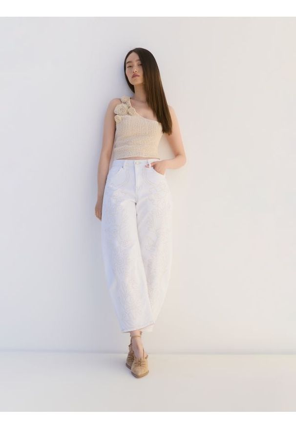 Reserved - Jeansy barrel leg z haftem - biały. Kolor: biały. Wzór: haft