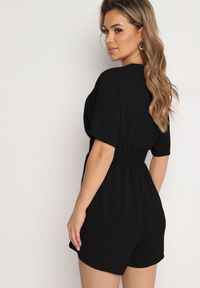 Born2be - Czarny Kombinezon z Zakładkowym Dekoltem i Gumką w Talii Belandrea. Okazja: na co dzień. Kolor: czarny. Materiał: jeans. Długość rękawa: krótki rękaw. Długość: krótkie. Sezon: lato. Styl: sportowy, casual, elegancki #4