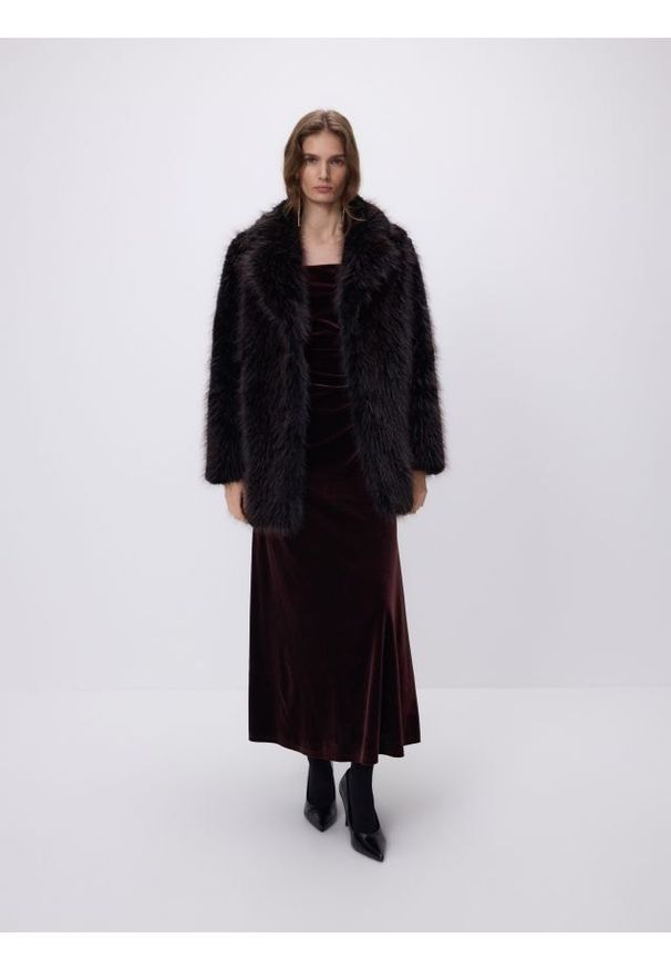 Reserved - Sukienka maxi z drapowaniem - brązowy. Kolor: brązowy. Materiał: welur, dzianina. Typ sukienki: proste. Długość: maxi