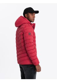 Ombre Clothing - Pikowana sportowa kurtka męska z kontrastowym zamkiem – czerwona V8. Okazja: na co dzień. Kolor: czerwony. Materiał: guma, poliester, materiał, syntetyk, nylon. Długość: długie. Wzór: aplikacja. Styl: sportowy #3