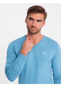 Ombre Clothing - Elegancki męski sweter BASIC V-neck z wiskozą – błękitny V21 - Rozmiar: L. Okazja: do pracy, na co dzień. Typ kołnierza: dekolt w serek. Kolor: niebieski. Materiał: wiskoza. Wzór: haft. Styl: elegancki #5