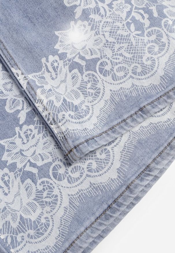 Renee - Niebieskie Jeansy Szerokie w Stylu Boho z Ozdobnym Nadrukiem na Nogawkach Endippe. Okazja: na imprezę. Kolor: niebieski. Wzór: nadruk. Sezon: lato. Styl: boho