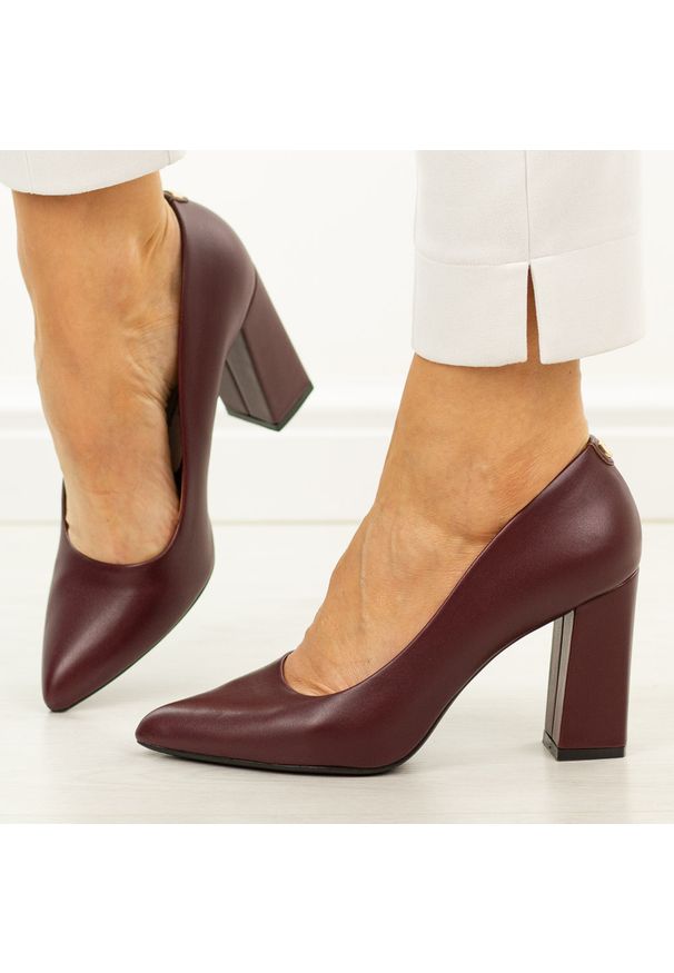 Bordowe pu czółenka damskie na słupku Sergio Leone Pb216. Okazja: na spotkanie biznesowe, na wesele, na ślub cywilny. Kolor: czerwony. Materiał: skóra. Szerokość cholewki: normalna. Sezon: jesień, wiosna. Obcas: na słupku. Styl: elegancki, biznesowy, klasyczny