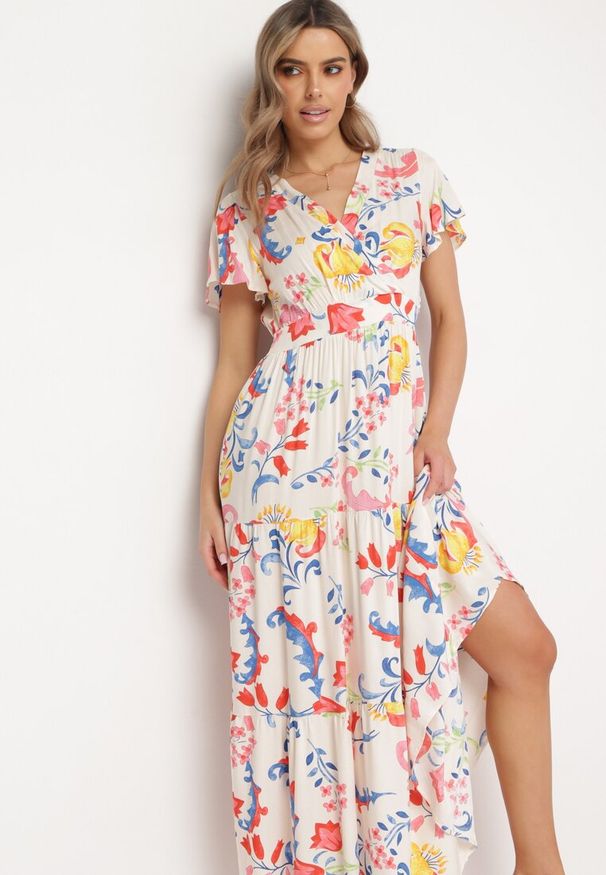 Born2be - Biała Rozkloszowana Sukienka Maxi z Wiskozy w Kwiaty z Kopertowym Dekoltem Ilitta. Kolor: biały. Materiał: wiskoza. Wzór: kwiaty. Sezon: lato. Typ sukienki: kopertowe. Długość: maxi