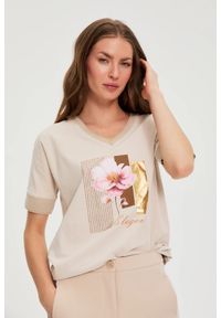 MOODO - Bluzka z nadrukiem beżowa. Kolor: beżowy. Materiał: bawełna, elastan. Wzór: nadruk #1