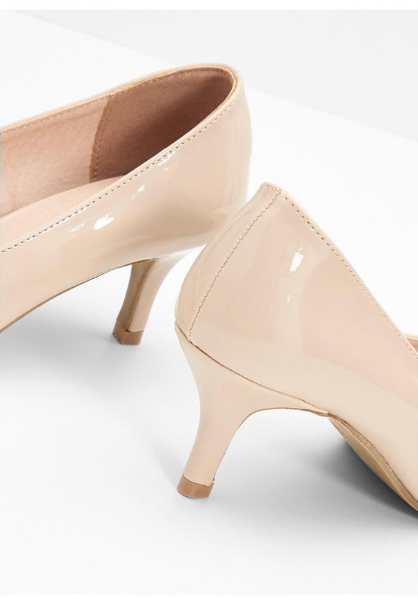 bonprix - Czółenka. Kolor: beżowy. Materiał: lakier. Styl: elegancki