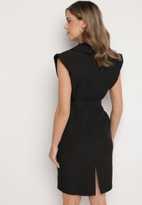 Born2be - Czarna Dopasowana Sukienka Ozdobiona Paskiem z Klamrą Nandelli. Okazja: na spotkanie biznesowe. Typ kołnierza: dekolt w kształcie V. Kolor: czarny. Wzór: aplikacja. Typ sukienki: dopasowane. Styl: biznesowy #4