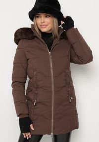 Born2be - Brązowa Kurtka Płaszcz z Pikowaniem i Futrzanym Kapturem Navimesa. Kolor: brązowy. Materiał: futro #1