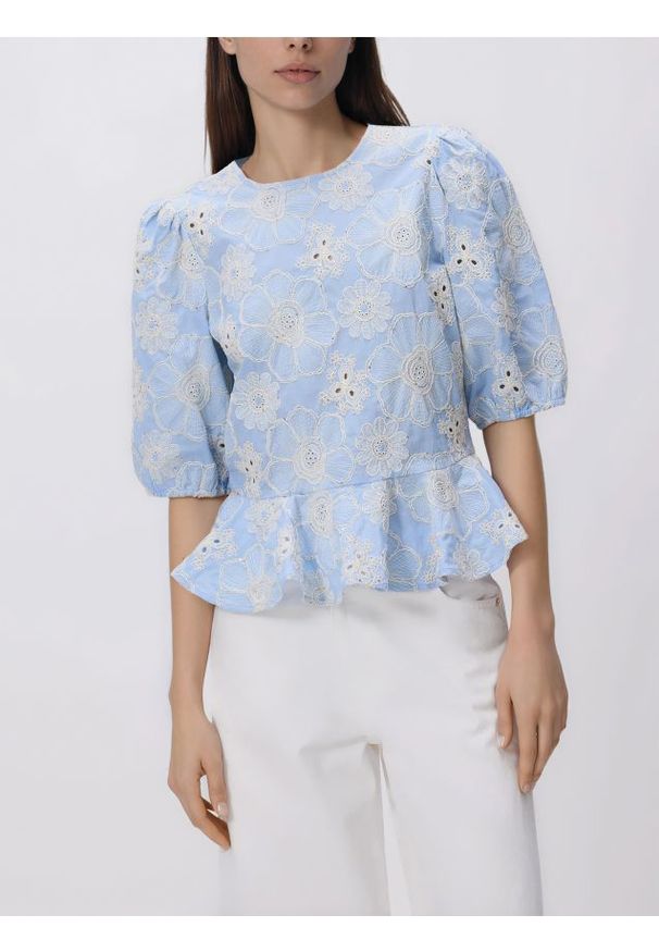 Reserved - Bluzka z haftem - jasnoniebieski. Kolor: niebieski. Materiał: bawełna, tkanina. Wzór: haft. Styl: klasyczny