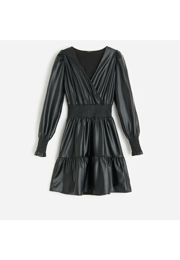 Reserved - Kopertowa sukienka ze sztucznej skóry - Czarny. Kolor: czarny. Materiał: skóra. Typ sukienki: kopertowe