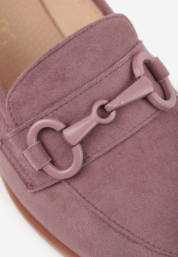 Born2be - Jasnofioletowe Mokasyny Vices ze Skórzaną Wkładką i Ozdobną Aplikacją Delainora. Okazja: na co dzień. Kolor: fioletowy. Materiał: skóra. Wzór: aplikacja. Styl: casual, elegancki