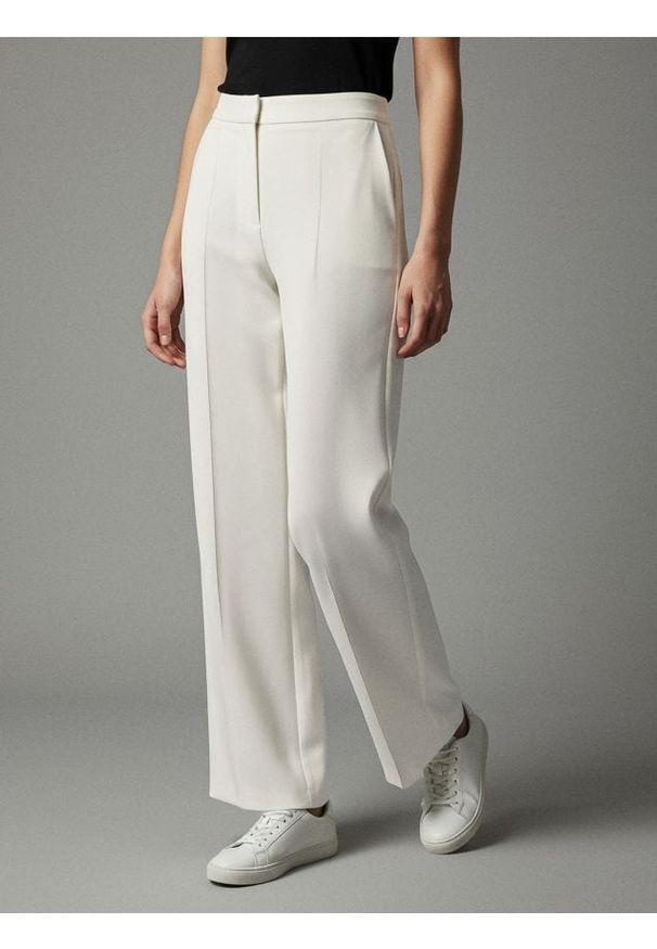 Sinsay - Spodnie wide leg z ozdobnymi przeszyciami - kremowy. Kolor: kremowy