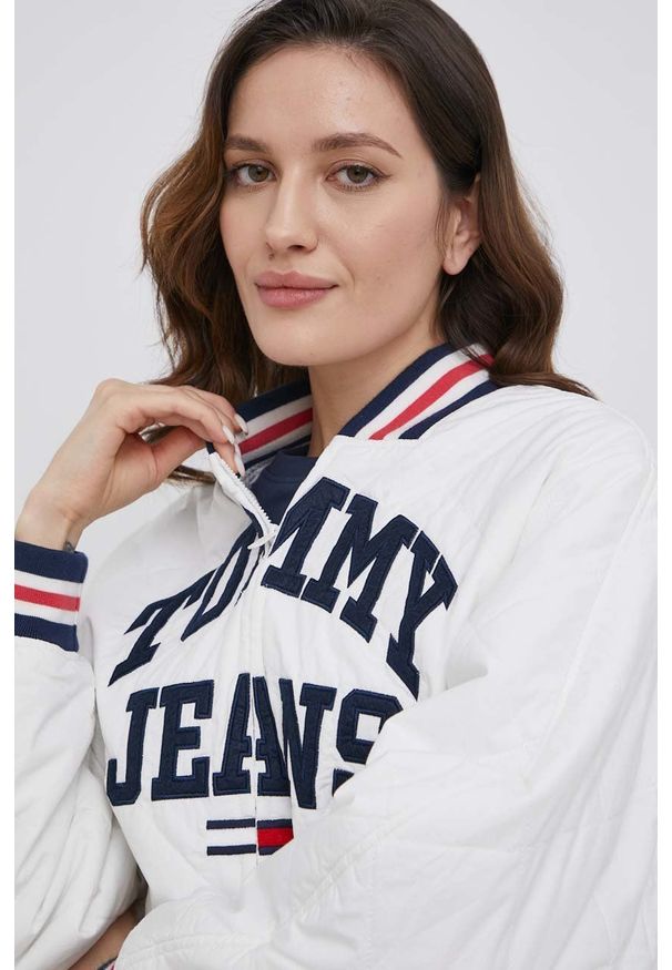 Tommy Jeans kurtka damska kolor biały przejściowa. Okazja: na co dzień. Kolor: biały. Styl: casual