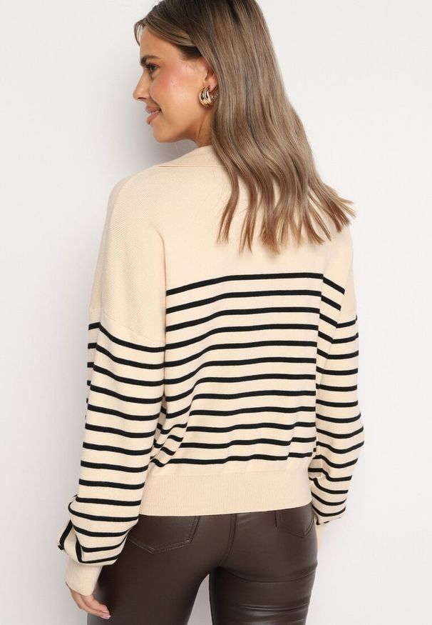 Born2be - Beżowy Sweter w Paski z Wycięciem Kołnierzykiem Irilanesi. Kolor: beżowy. Materiał: materiał. Wzór: paski. Sezon: zima