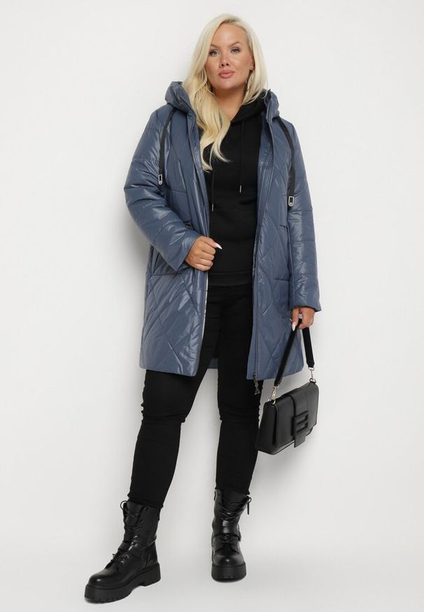 Born2be - Niebieska Długa Pikowana Kurtka z Kapturem i Dwustronnym Suwakiem Eritha. Okazja: na co dzień. Typ kołnierza: kaptur. Kolekcja: plus size. Kolor: niebieski. Materiał: jeans. Długość rękawa: długi rękaw. Długość: długie. Styl: elegancki, casual
