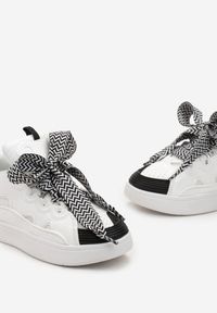 Renee - Biało-Czarne Sneakersy z Dekoracyjnym Sznurowaniem i Wstawką na Języku Cristen. Kolor: biały