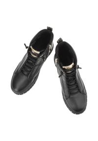 Czarne Botki Marco Tozzi Modne Obuwie Damskie. Kolor: czarny. Materiał: materiał. Wzór: aplikacja. Styl: klasyczny, elegancki #8