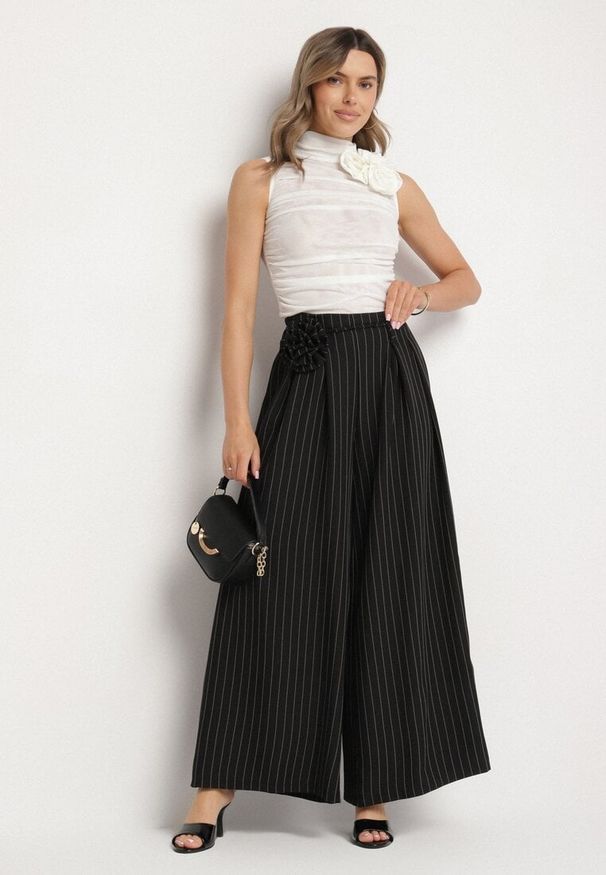 Born2be - Czarne Spodnie o Kroju Palazzo z Wysokim Stanem i Kwiatową Broszką Folanta. Okazja: na co dzień, na spotkanie biznesowe. Stan: podwyższony. Kolor: czarny. Wzór: kwiaty. Styl: biznesowy, casual, elegancki