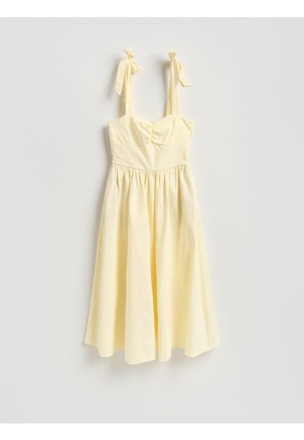 Reserved - Sukienka midi z wiązaniem - jasnożółty. Kolor: żółty. Materiał: tkanina. Długość: midi