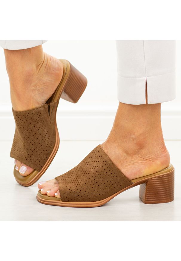 Brązowe skórzane klapki damskie na obcasie T.Sokolski 365. Okazja: na co dzień. Kolor: brązowy. Materiał: skóra, zamsz. Sezon: wiosna, lato. Obcas: na obcasie. Styl: elegancki, casual, wizytowy. Wysokość obcasa: średni