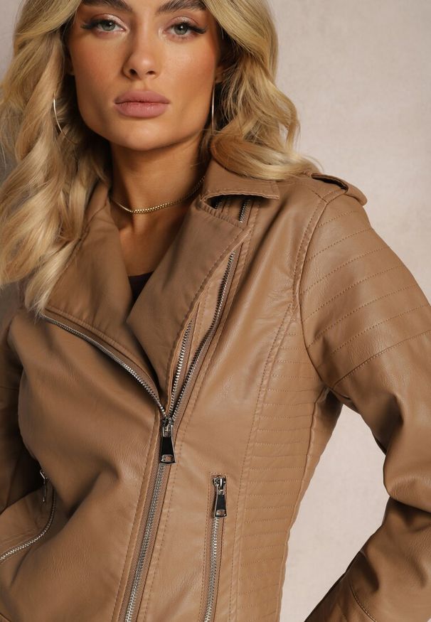 Renee - Brązowa Kurtka o Fasonie Ramoneski z Ekoskóry Ozdobiona Przeszyciami z Asymetrycznym Zapięciem Sativana. Okazja: na co dzień. Kolor: brązowy. Materiał: jeans. Wzór: aplikacja. Styl: elegancki, rockowy, wizytowy, casual
