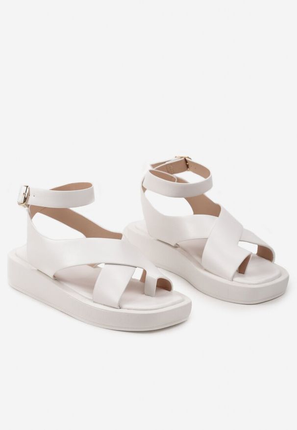 Born2be - Białe Sandały w Stylu Japonek na Grubej Podeszwie ze Sprzączką przy Kostce Therca. Zapięcie: sprzączka. Kolor: biały. Materiał: jeans