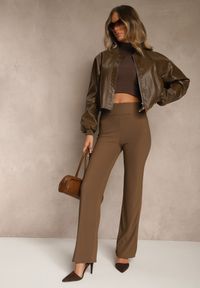 Renee - Brązowe Prążkowane Spodnie High Waist z Szerokimi Nogawkami Resoda. Okazja: na co dzień. Stan: podwyższony. Kolor: brązowy. Materiał: prążkowany. Długość: krótkie. Styl: casual