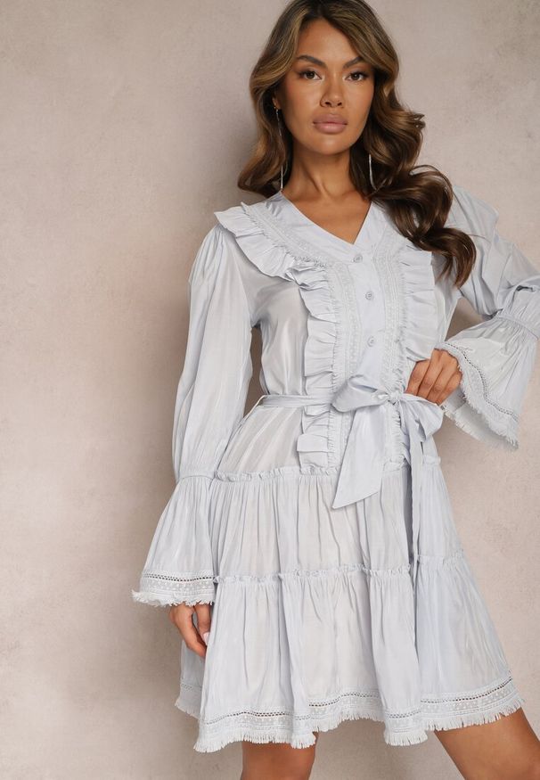 Renee - Niebieska Mini Sukienka o Rozkloszowanym Kroju z Falbankami i Materiałowym Paskiem w Talii Fiorfa. Typ kołnierza: kołnierz z falbankami. Kolor: niebieski. Materiał: materiał. Sezon: lato, wiosna. Typ sukienki: sportowe. Styl: sportowy, elegancki. Długość: mini