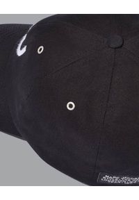 THE MARC JACOBS - Czarna czapka z monogramem. Kolor: czarny. Materiał: bawełna. Wzór: haft #3