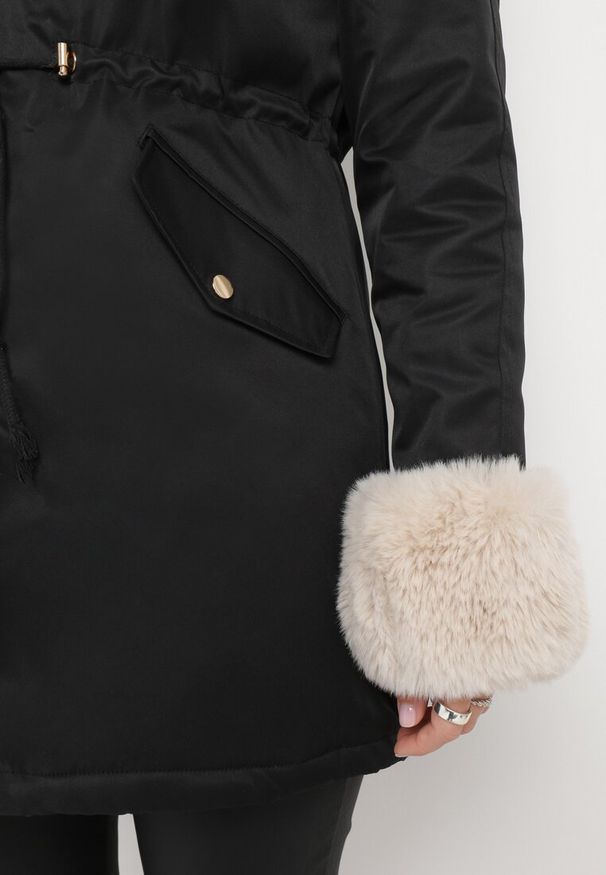 Born2be - Czarno-Beżowa Kurtka Parka z Futerkiem i Kapturem Aresja. Okazja: na co dzień. Kolor: czarny. Materiał: futro. Sezon: zima, jesień. Styl: casual