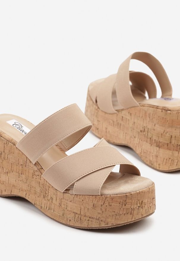 Born2be - Beżowe Klapki na Koturnie i Platformie z Korka Dovelina. Okazja: na co dzień. Kolor: beżowy. Sezon: lato. Obcas: na koturnie. Styl: elegancki, casual