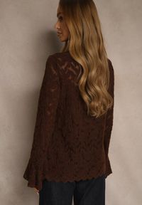 Renee - Brązowa Bluzka z Koronki ze Stójką i Falbankami przy Rękawach Nemira. Typ kołnierza: kołnierz z falbankami, kołnierzyk stójkowy. Kolor: brązowy. Materiał: koronka. Wzór: koronka #4