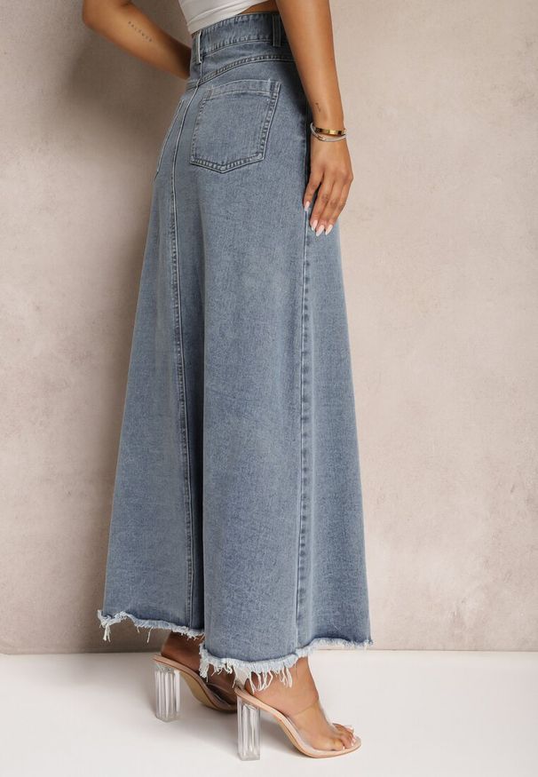 Renee - Niebieska Postrzępiona Spódnica Maxi z Jeansu z Rozcięciem Feedi. Stan: podwyższony. Kolor: niebieski. Materiał: jeans