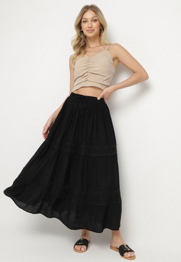 Born2be - Czarna Spódnica z Wiskozą o Rozkloszowanym Kroju z Koronkowym Zdobieniem Banilea. Okazja: na co dzień. Kolor: czarny. Materiał: wiskoza, koronka. Wzór: aplikacja. Styl: elegancki, klasyczny, casual