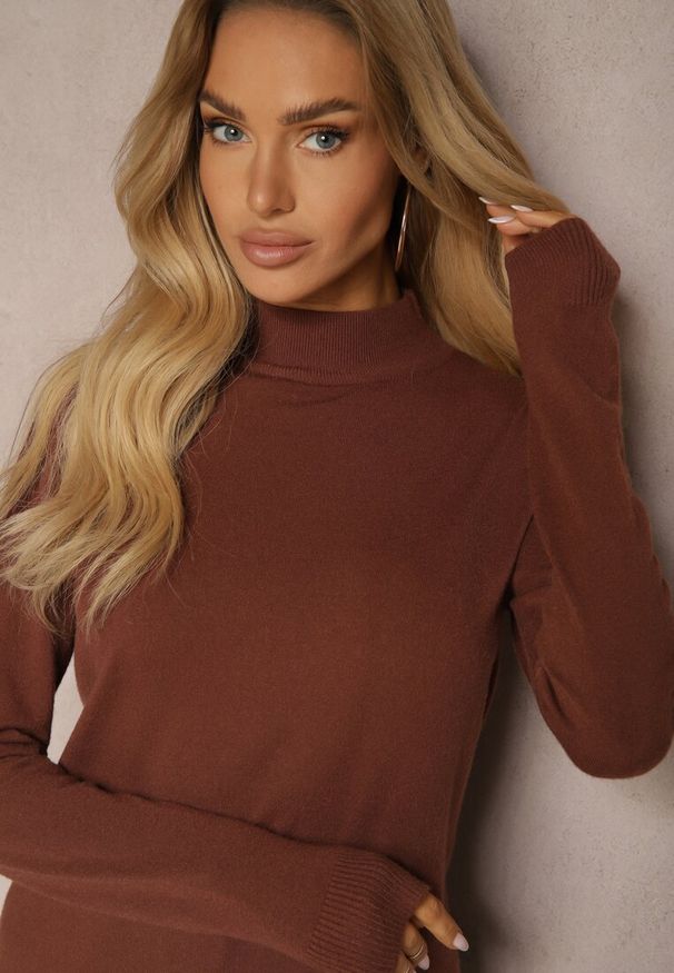 Renee - Brązowy Półgolf o Klasycznym Fasonie z Kaszmirem i Wiskozą Zailana. Okazja: na spotkanie biznesowe, do pracy, na randkę. Kolor: brązowy. Materiał: wiskoza, kaszmir. Długość rękawa: długi rękaw. Długość: długie. Wzór: aplikacja. Styl: klasyczny