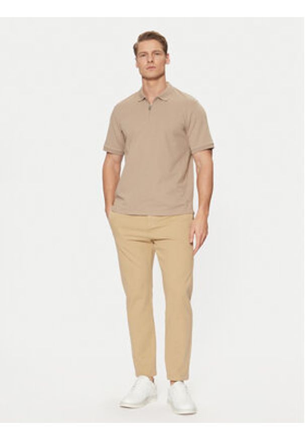 Hugo - HUGO Chinosy 50533851 Beżowy Slim Fit. Kolor: beżowy. Materiał: bawełna
