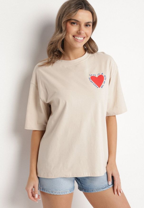 Born2be - Beżowy Bawełniany T-shirt z Motywem Serca Liorlie. Okazja: na co dzień, na spacer. Kolor: beżowy. Materiał: bawełna. Styl: klasyczny, casual