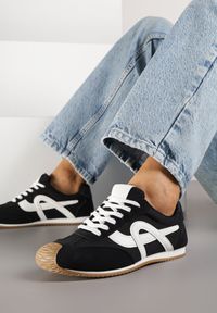 Born2be - Czarne Sneakersy Ozdobione Geometrycznym Motywem Ardetia. Okazja: na co dzień. Kolor: czarny. Materiał: jeans. Wzór: aplikacja, geometria