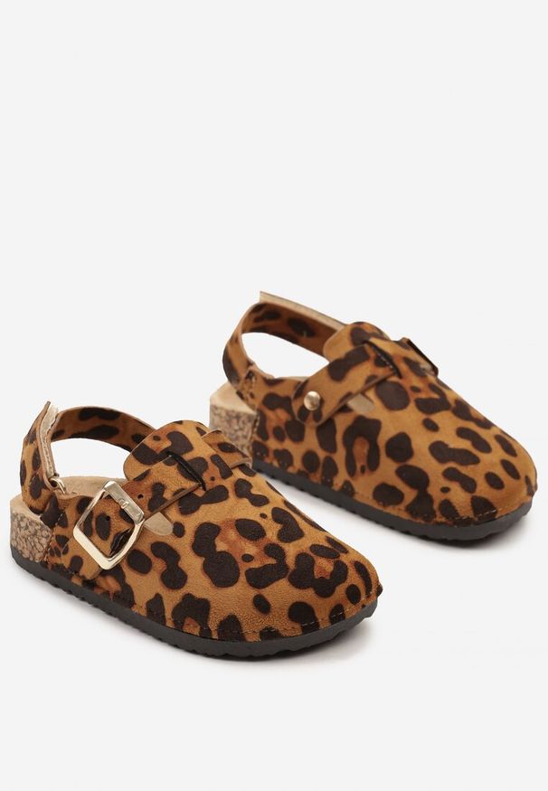 Renee - Panterkowe Sandały w Stylu Chodaków Ozdobione Klamrami Redainee. Okazja: na co dzień. Zapięcie: klamry. Wzór: aplikacja. Styl: elegancki, casual