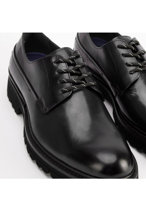 Wittchen - Buty derby skórzane na grubej podeszwie. Okazja: na co dzień. Zapięcie: sznurówki. Kolor: czarny. Materiał: skóra. Styl: klasyczny, elegancki, casual