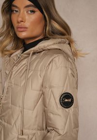 Renee - Ciemnobeżowa Kurtka z Pikowanymi Przeszyciami Kapturem i Warstwowymi Rękawami Tulamia. Okazja: na co dzień. Kolor: beżowy. Materiał: jeans. Styl: casual #3
