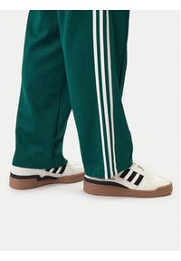 Adidas - adidas Spodnie dresowe adicolor KE3497 Zielony Loose Fit. Kolor: zielony. Materiał: syntetyk, bawełna #5